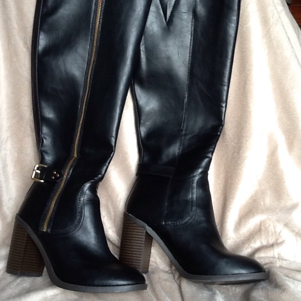 Women's New Lauren Conrad sz. 7 Med knee hgh boots